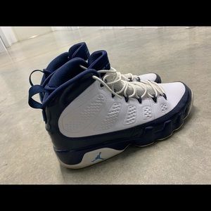 worn mildly, great feel insole, original strings, white hard to keep clean